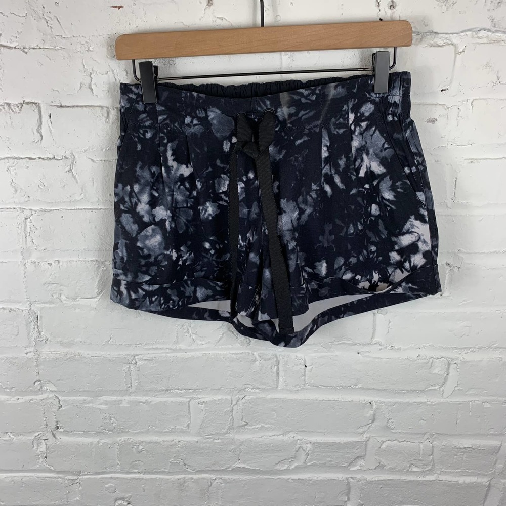 Lululemon Women's Ties Cuffed Spring Break Away Shorts Tie Dye Black/White 6